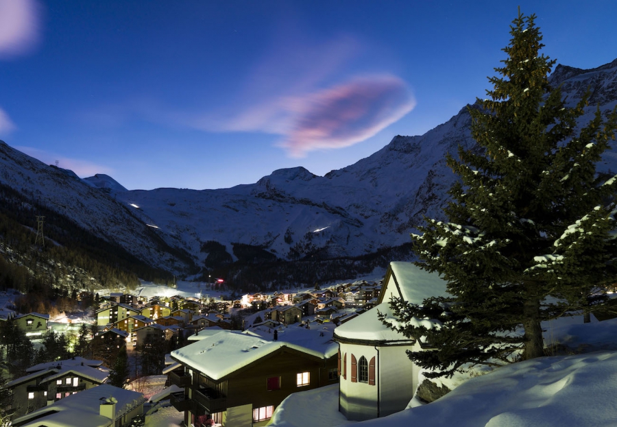 Au premier plan la petite chapelle réformée. Au fond, les sommets de quatre mille mètres Allalin, Alphubel, Täschhorn, Dom au crépuscule.